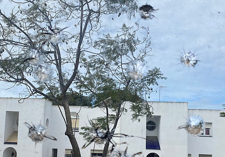 Disparan con balines contra un instituto de Chiclana con los niños en las aulas