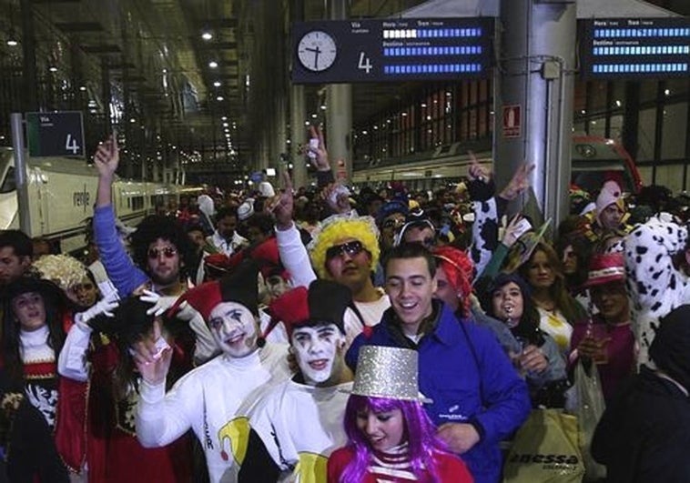 El tranvía de Cádiz ofrecerá este fin de semana el doble de plazas por el Carnaval: horarios