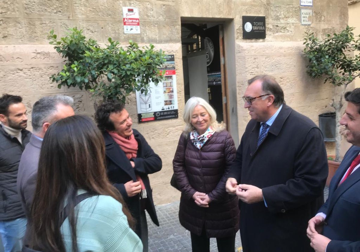 El consejero de Turismo y Cultura y el alcalde de Cádiz, a las puertas de la futura Casa del Carnaval.