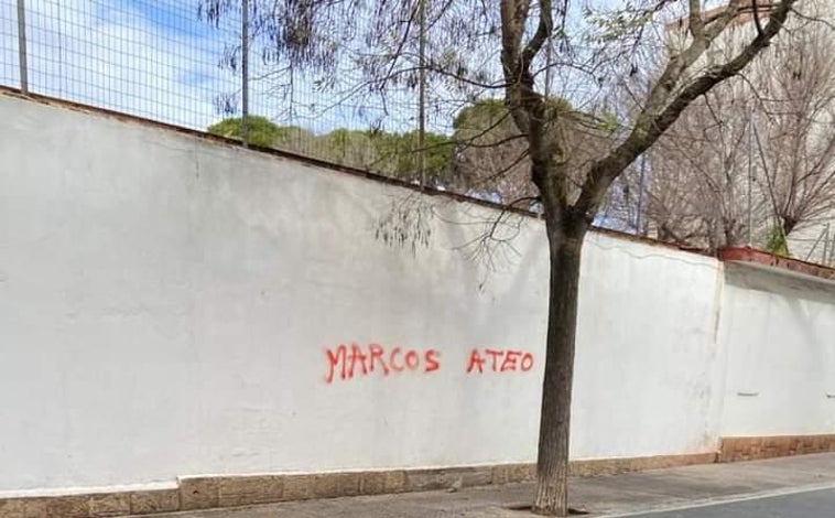 Imagen principal - Pintadas en la iglesia de San Severiano en Cádiz