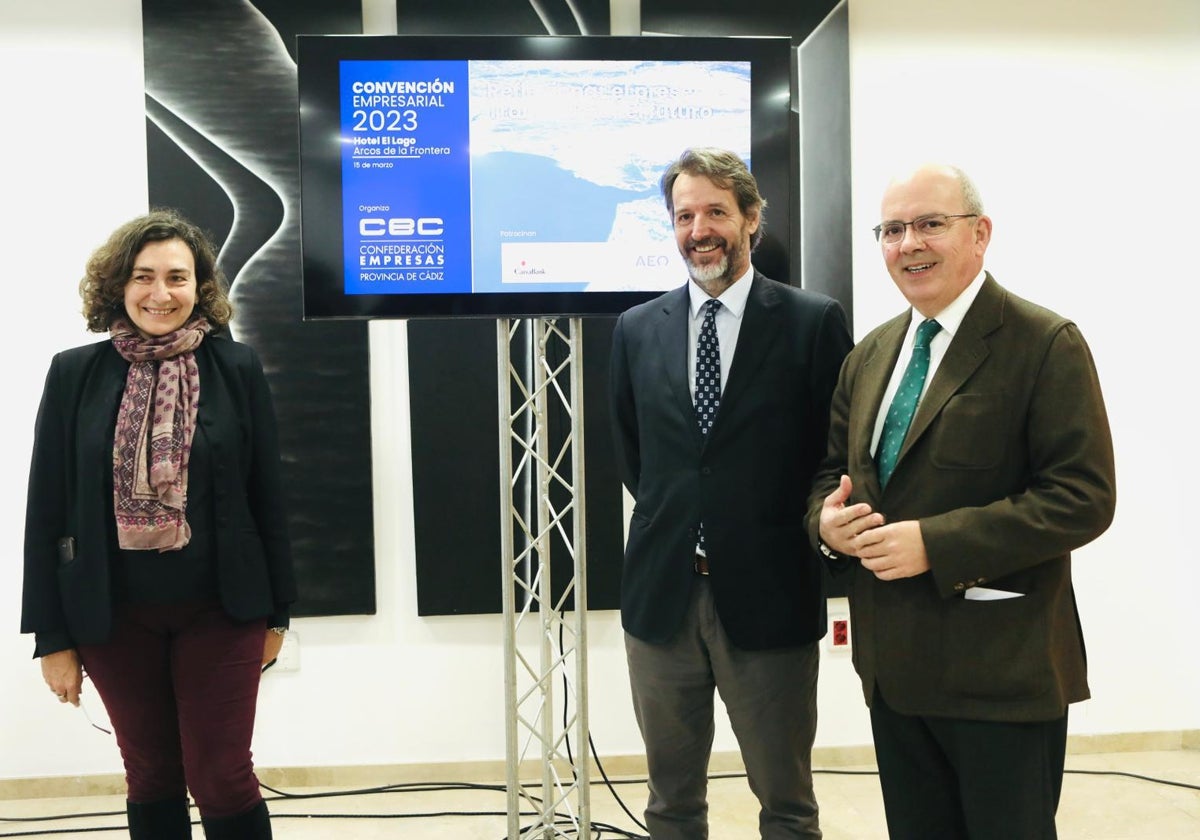 Sánchez Rojas, a la derecha, junto a José Luis Llerena y Carmen Romero, durante la presentación del evento