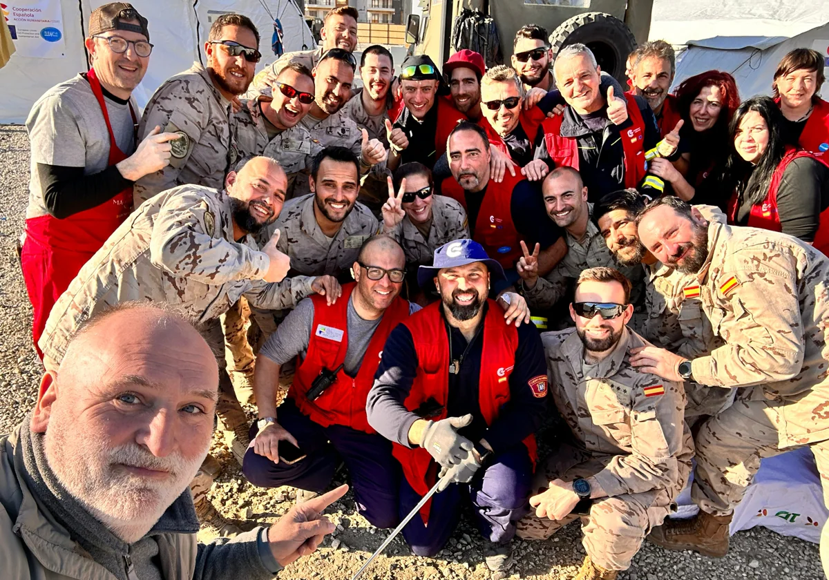 Infantes de Marina de San Fernando, junto con personal de AECID, el chef José Andrés y miembros de su ONG, en Turquía.