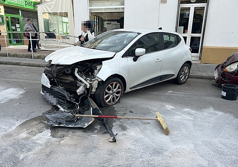 Un coche se sube a la acera en Puerto Real y provoca un aparatoso accidente