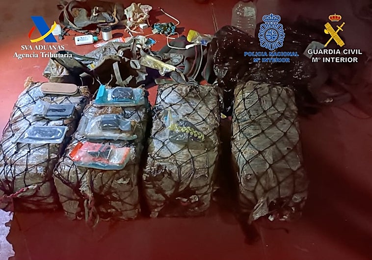 Detenido un polizón que transportaba más de 100 kilos de cocaína junto al ancla de un buque mercante