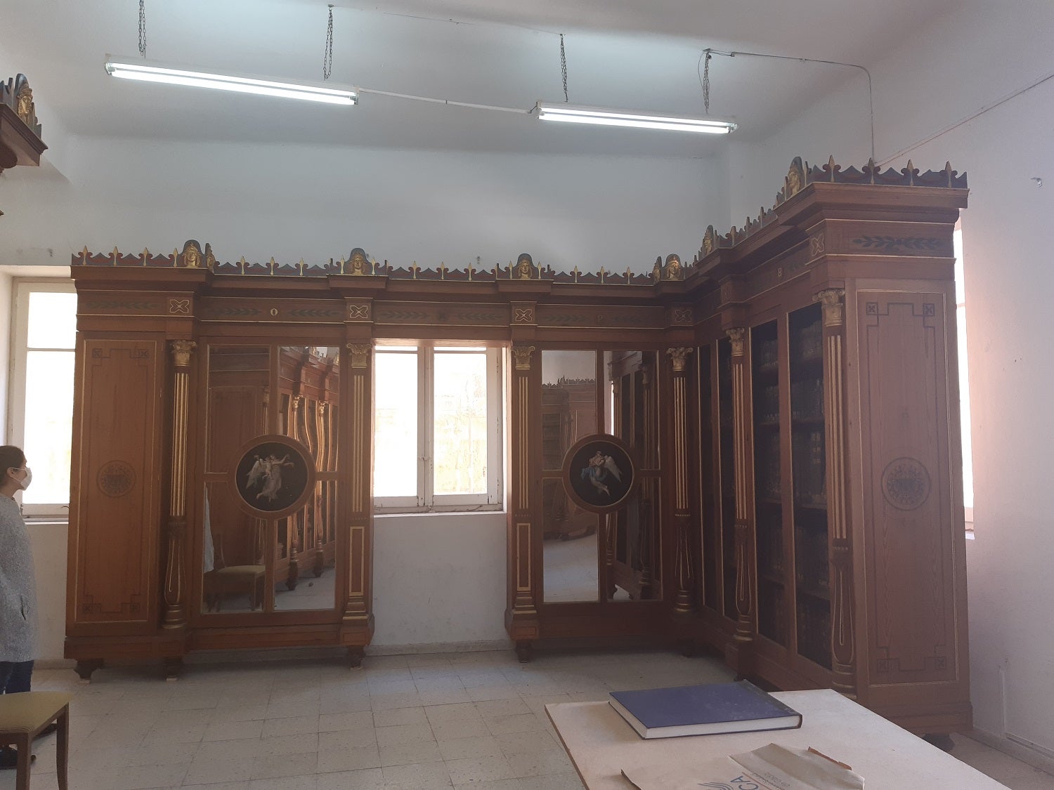 En imágenes: La penosa situación de los bienes de la Academia de Bellas Artes en el Museo de Cádiz