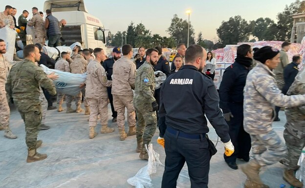 Militares del contingente 'Dédalo-23' junto con el Ejército de Tierra realizando labores de descarga y clasificación de ayuda humanitaria.