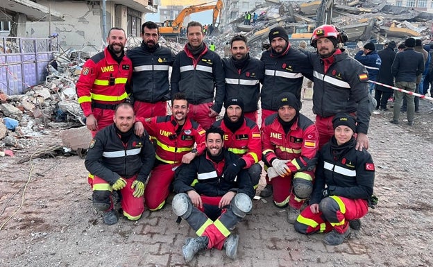 Efectivos de la UME tras el rescate de Leyla y sus hijos, con el sargento primero Rivero (de pie, segundo por la izquierda).