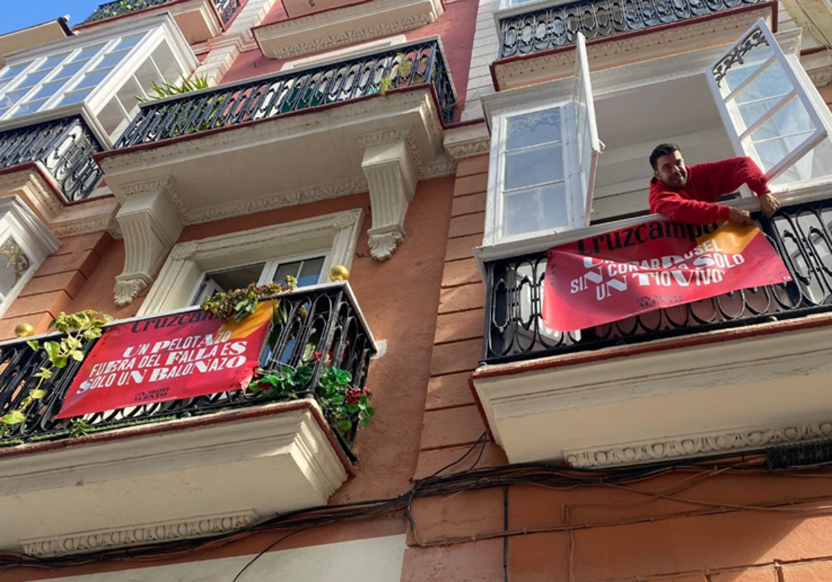 Los balcones de las viviendas de Cádiz, ambientados con mensajes de Cruzcampo.