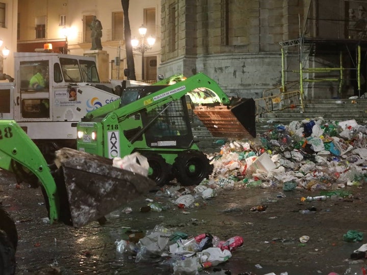 Fotos y vídeo: El Sábado de Carnaval deja un macrobotellón y toneladas de basura