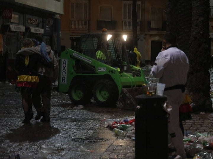 Fotos y vídeo: El Sábado de Carnaval deja un macrobotellón y toneladas de basura