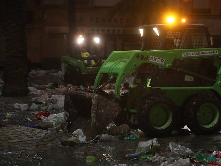 Fotos y vídeo: El Sábado de Carnaval deja un macrobotellón y toneladas de basura