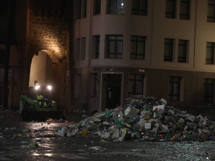 Fotos y vídeo: El Sábado de Carnaval deja un macrobotellón y toneladas de basura