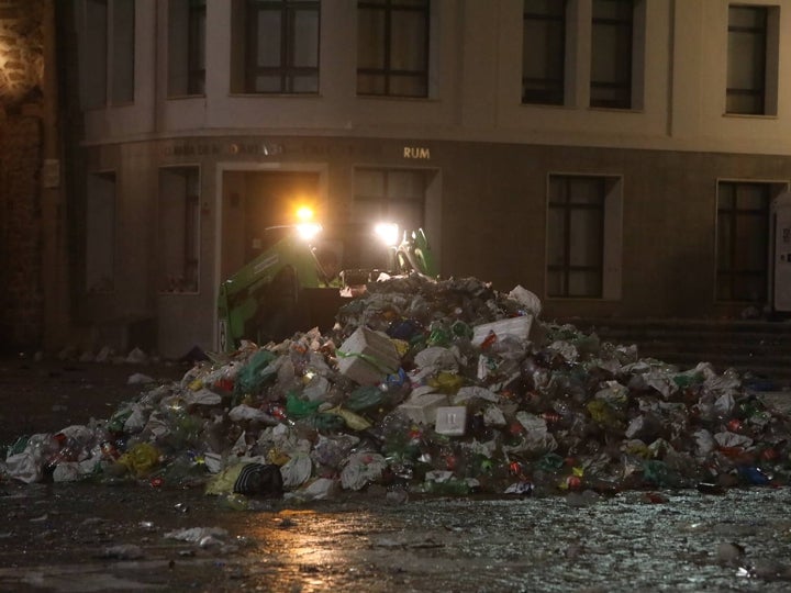 Fotos y vídeo: El Sábado de Carnaval deja un macrobotellón y toneladas de basura