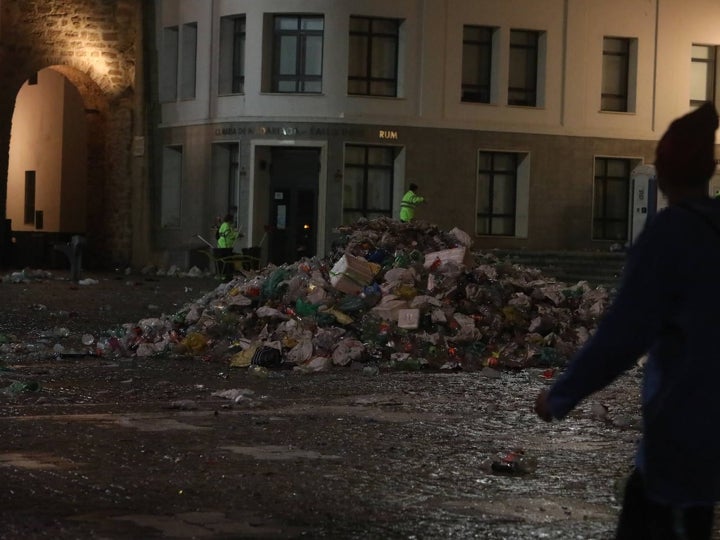 Fotos y vídeo: El Sábado de Carnaval deja un macrobotellón y toneladas de basura