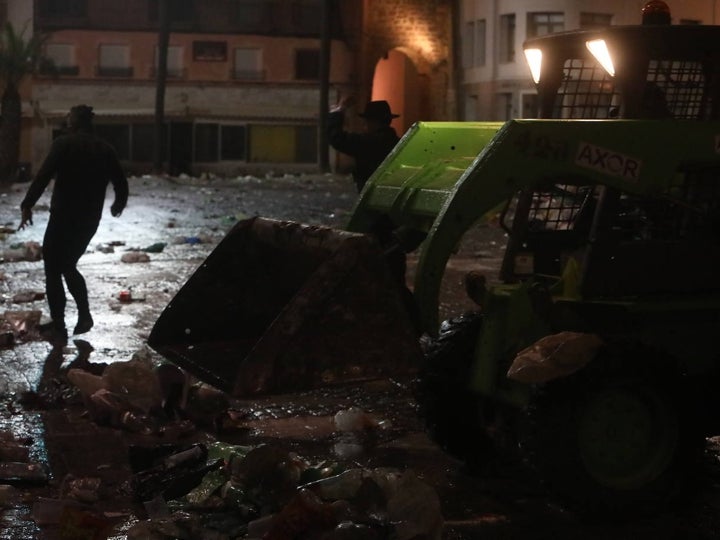 Fotos y vídeo: El Sábado de Carnaval deja un macrobotellón y toneladas de basura