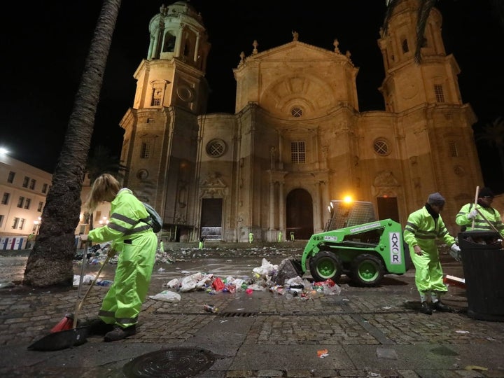 Fotos y vídeo: El Sábado de Carnaval deja un macrobotellón y toneladas de basura