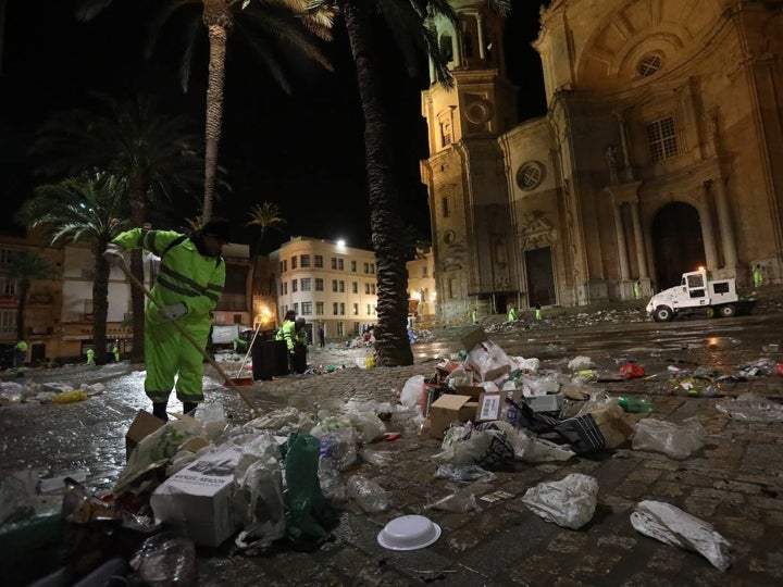 Fotos y vídeo: El Sábado de Carnaval deja un macrobotellón y toneladas de basura