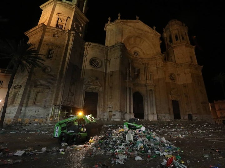 Fotos y vídeo: El Sábado de Carnaval deja un macrobotellón y toneladas de basura