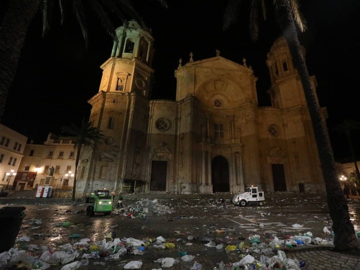 Fotos y vídeo: El Sábado de Carnaval deja un macrobotellón y toneladas de basura