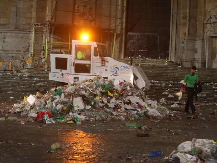 Fotos y vídeo: El Sábado de Carnaval deja un macrobotellón y toneladas de basura