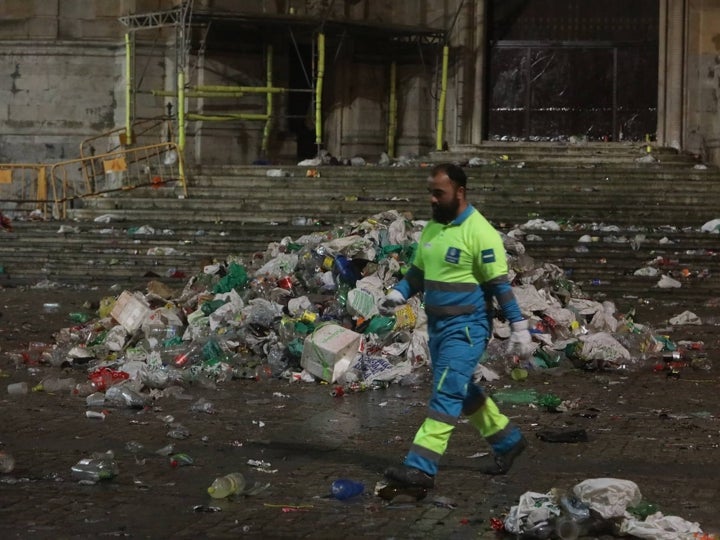 Fotos y vídeo: El Sábado de Carnaval deja un macrobotellón y toneladas de basura