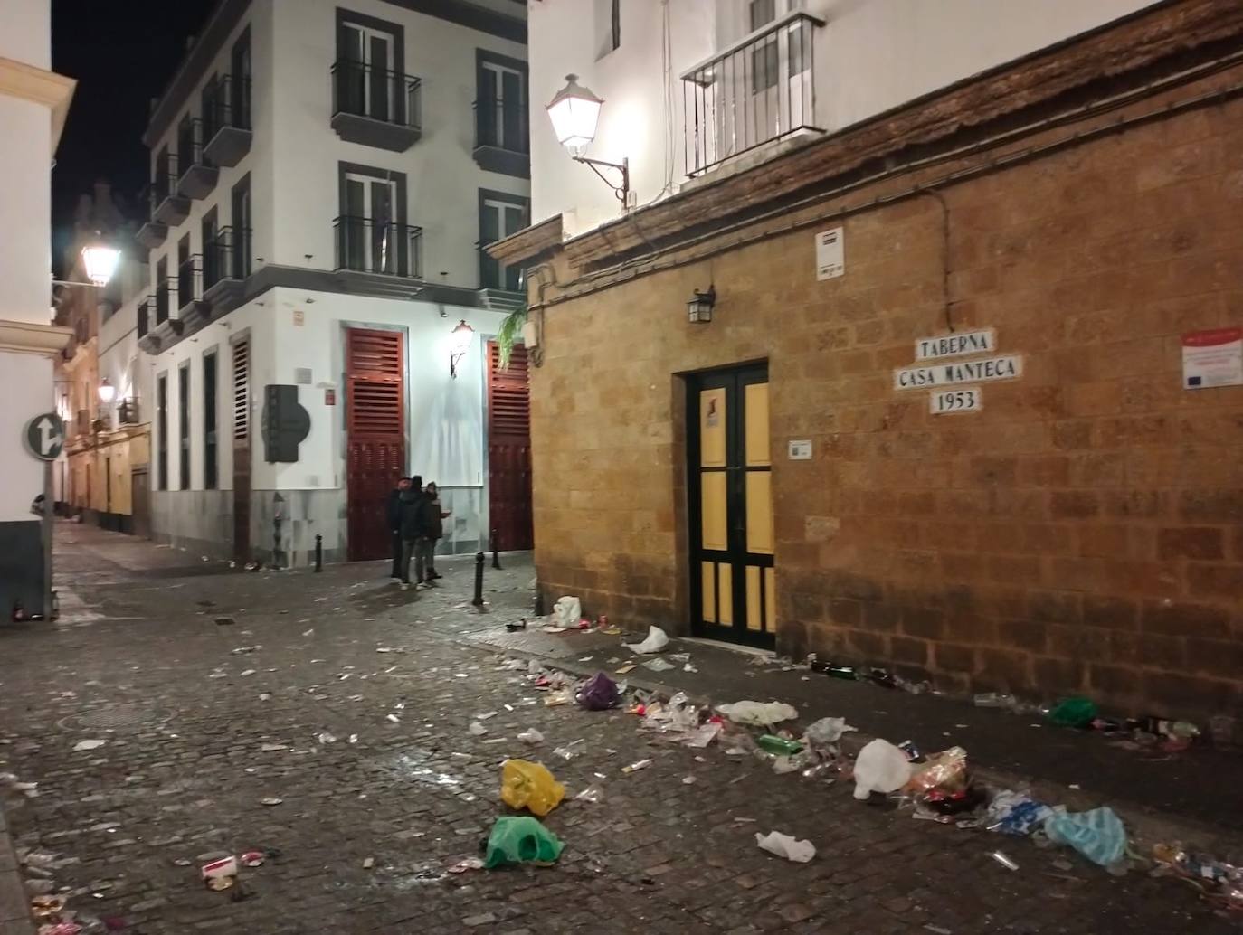 Fotos y vídeo: El Sábado de Carnaval deja un macrobotellón y toneladas de basura