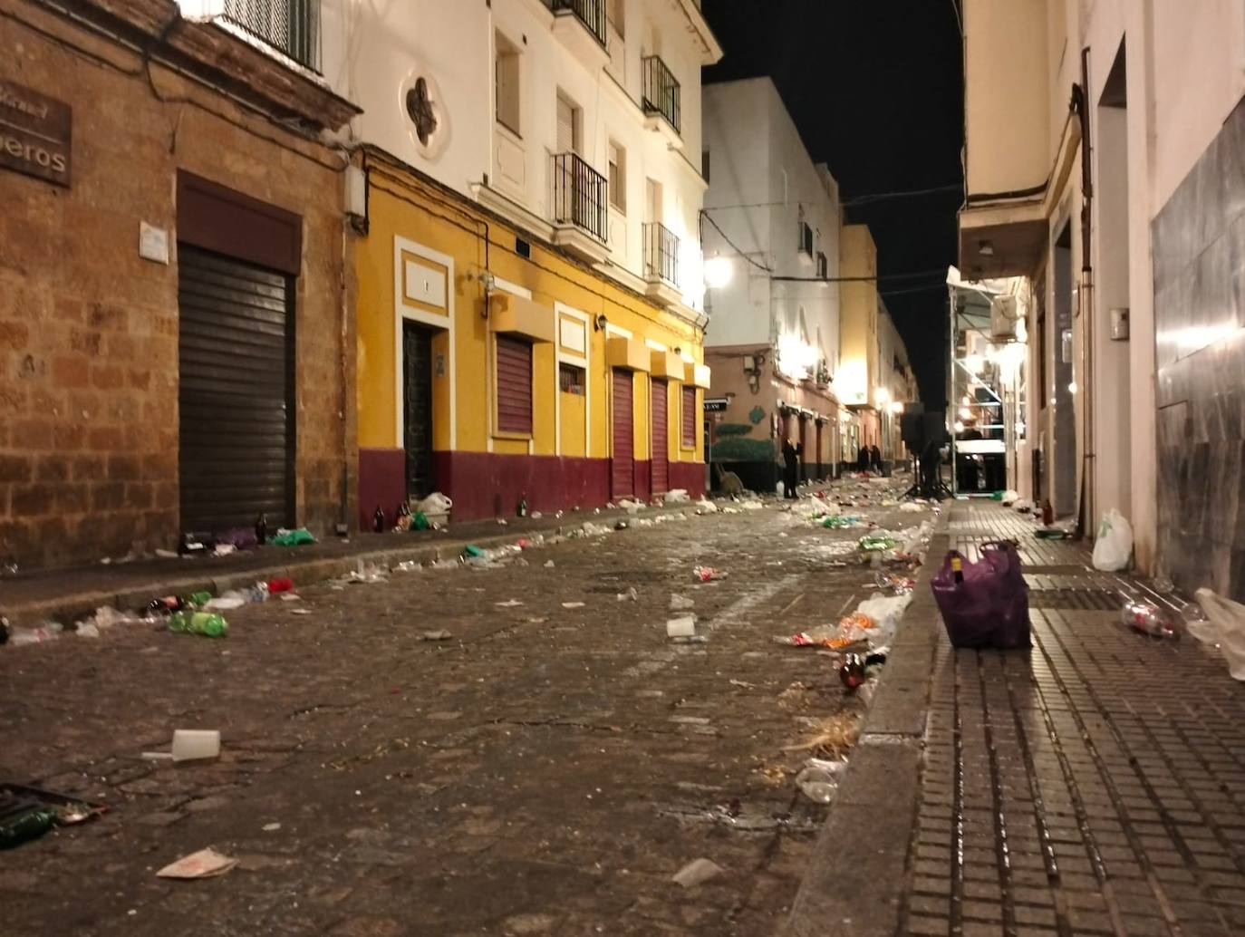 Fotos y vídeo: El Sábado de Carnaval deja un macrobotellón y toneladas de basura