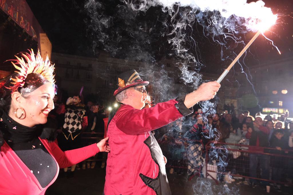 Las imágenes de la quema del Gran Momo 2023 y el ambiente en Cádiz el Martes de Carnaval