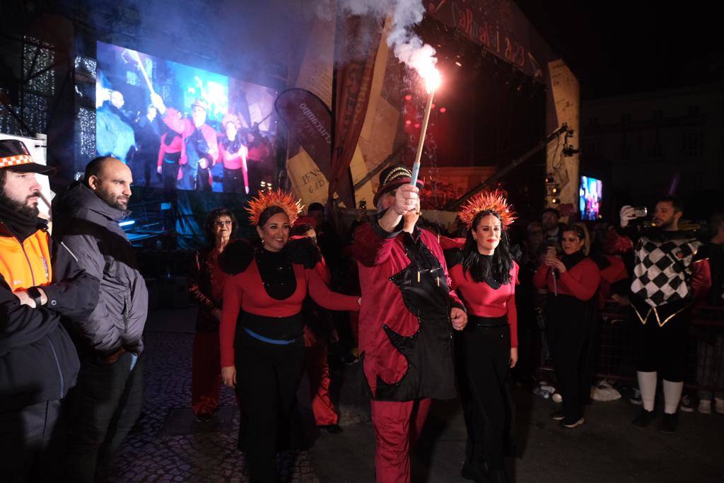 Las imágenes de la quema del Gran Momo 2023 y el ambiente en Cádiz el Martes de Carnaval