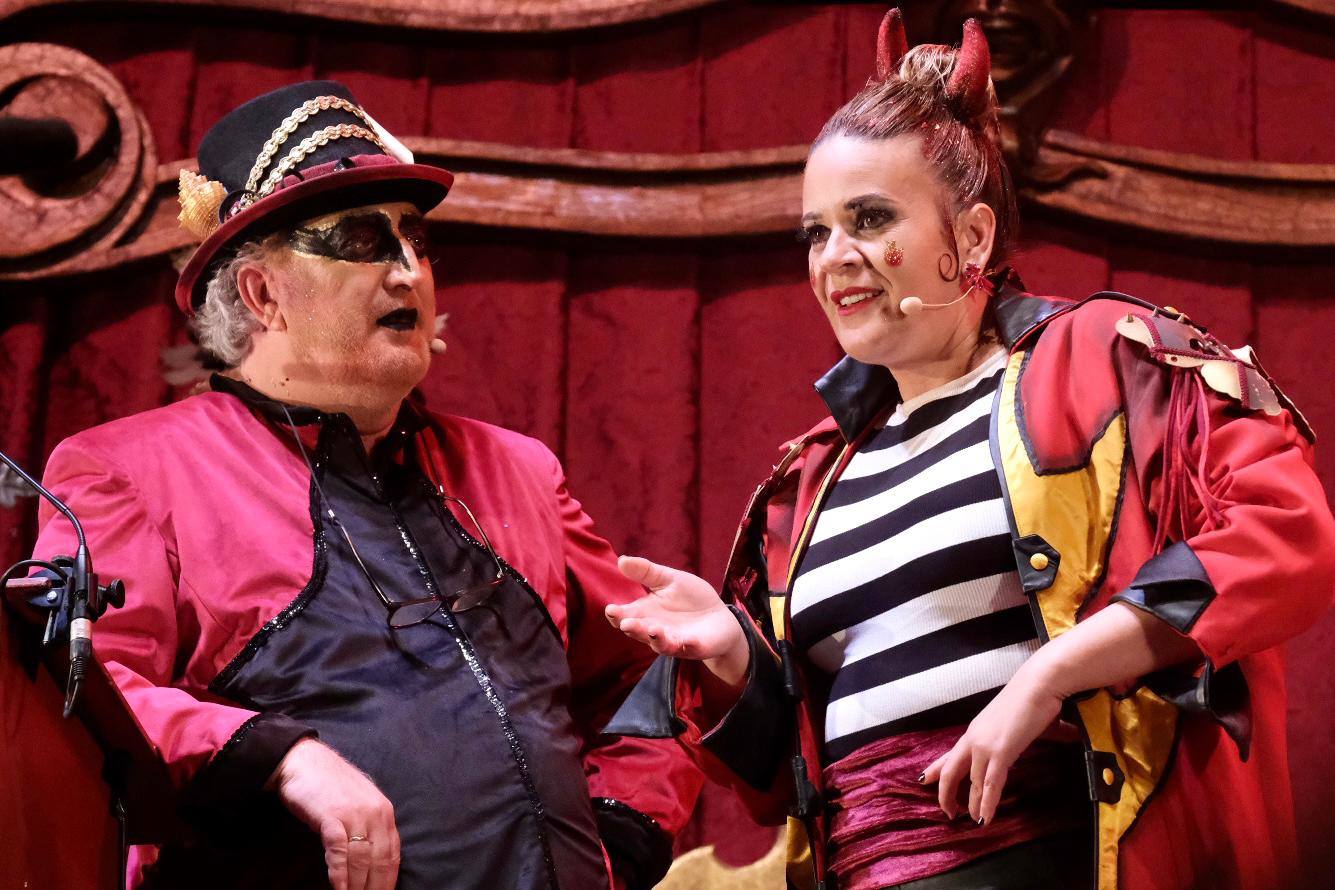 Las imágenes de la quema del Gran Momo 2023 y el ambiente en Cádiz el Martes de Carnaval