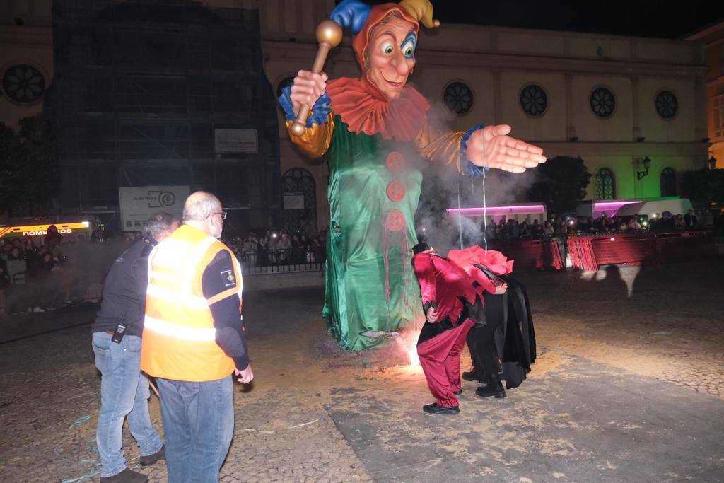 Las imágenes de la quema del Gran Momo 2023 y el ambiente en Cádiz el Martes de Carnaval