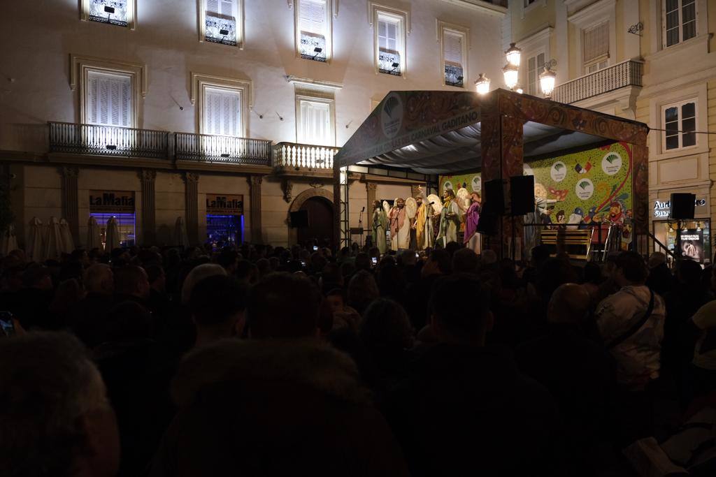 Las imágenes de la quema del Gran Momo 2023 y el ambiente en Cádiz el Martes de Carnaval