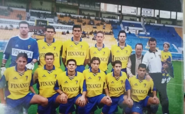 Manolo, con su hijo Pablo en brazos, entrenó al Cádiz B de los Pablito, Falcón, Juanlu, Rodiel y compañía.