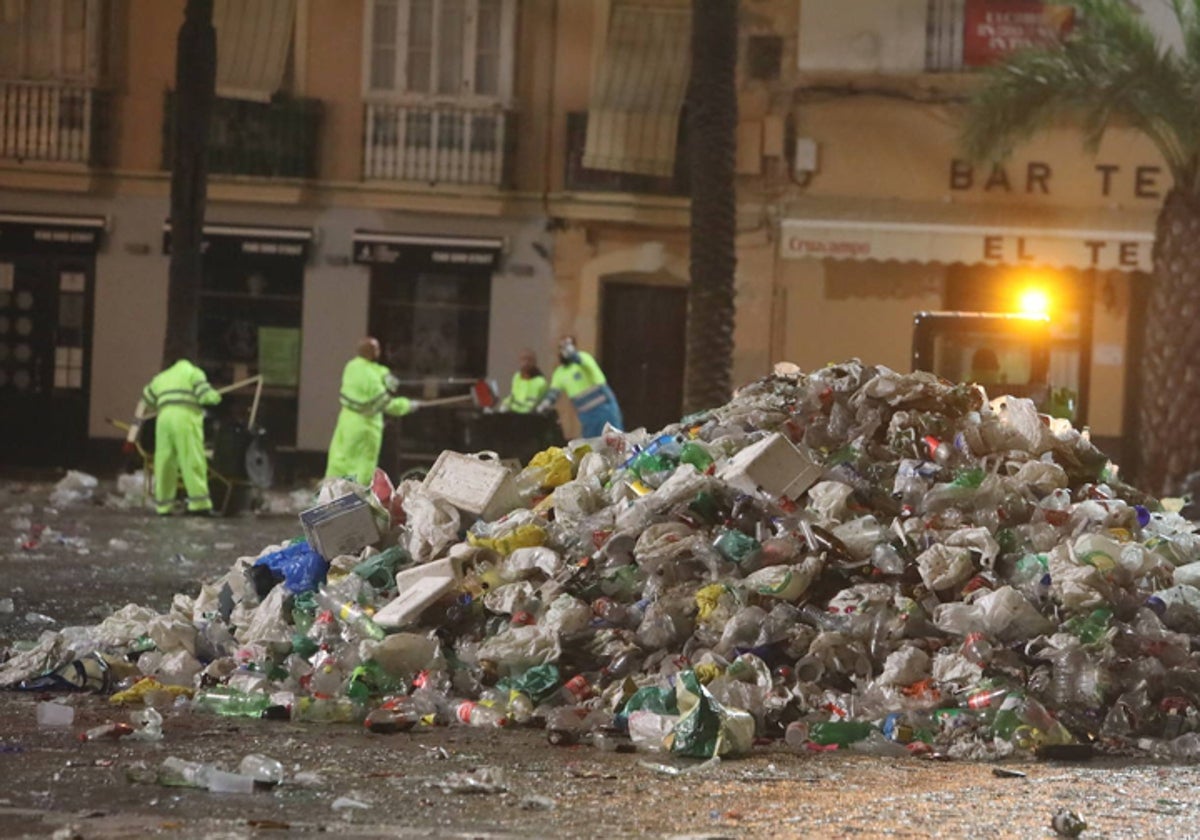 Recogida de basuras tras el primer sábado de Carnaval, en la Plaza de la Catedral.