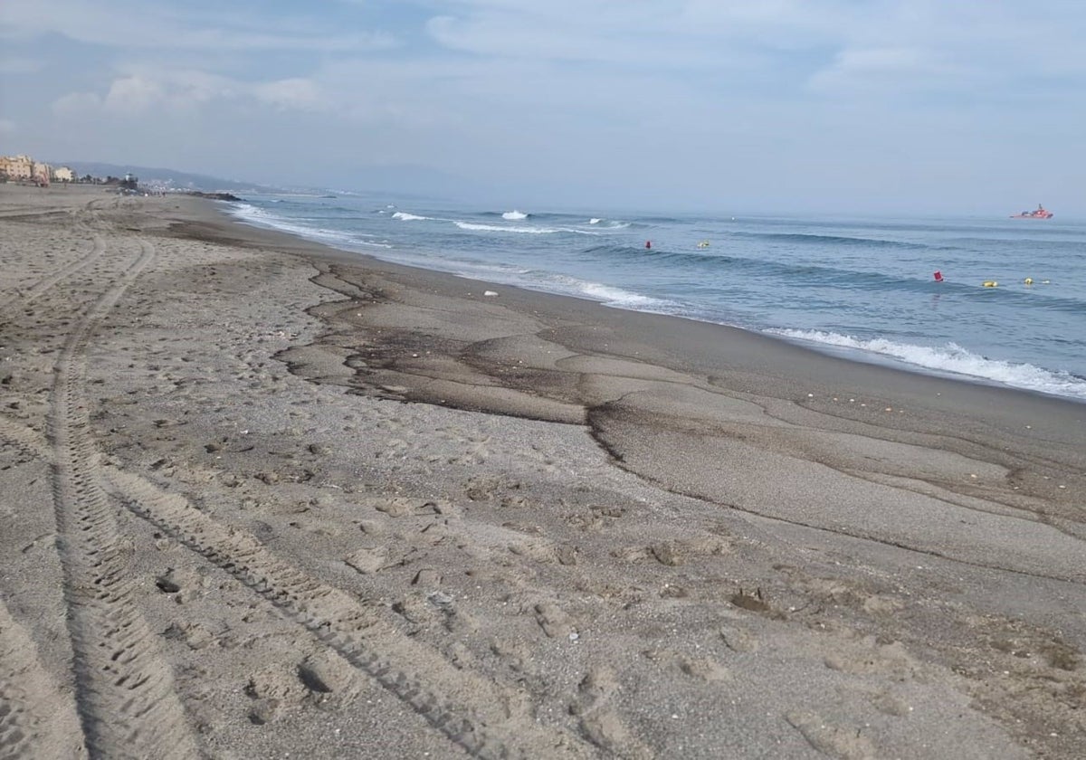 Playa de Santa Bárbara en La Línea con restos del vertido del OS 35 el pasado mes de septiembre.