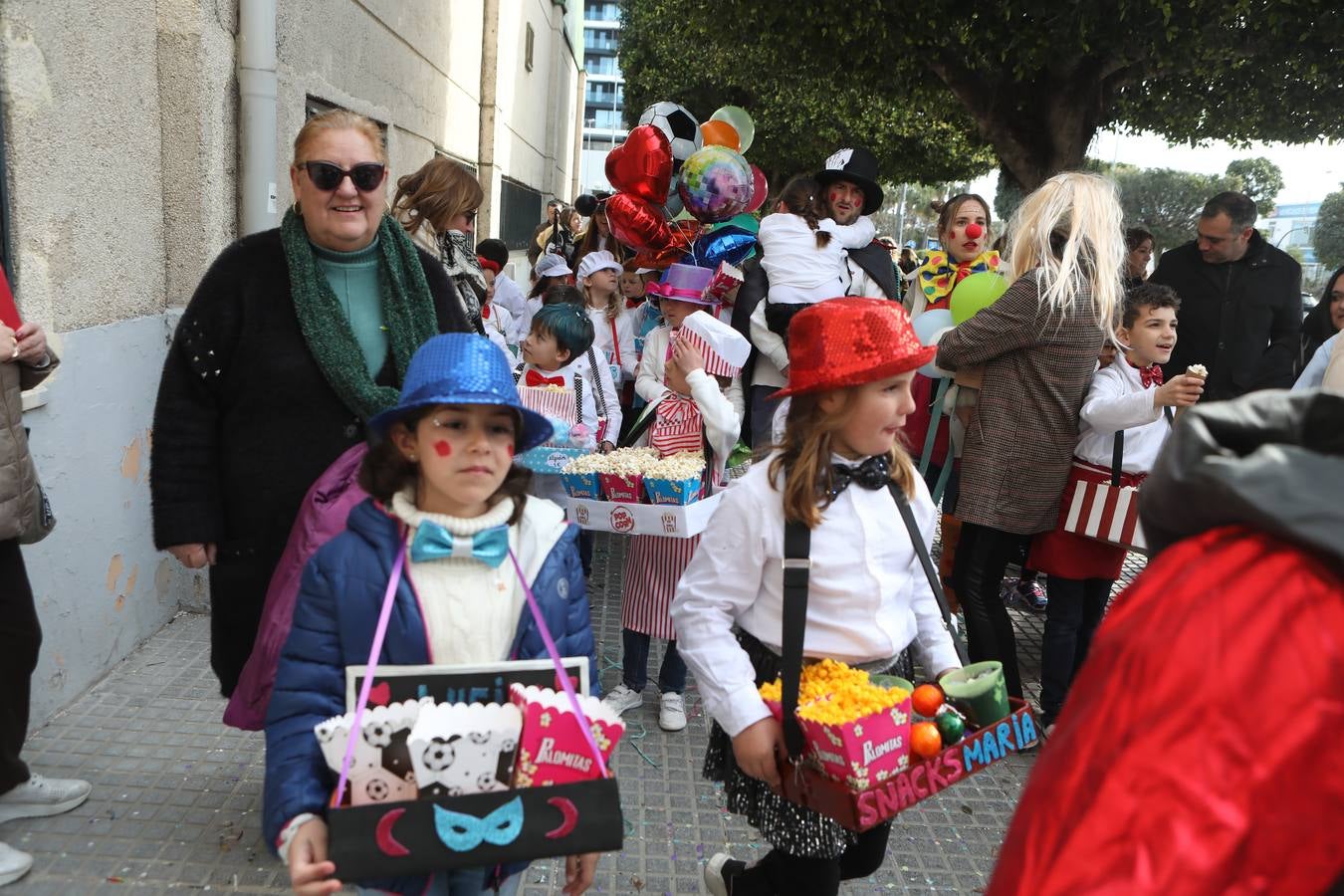 Las imágenes del &#039;Circo de emociones&#039; del Carnaval en el colegio Tierno Galván de Cádiz