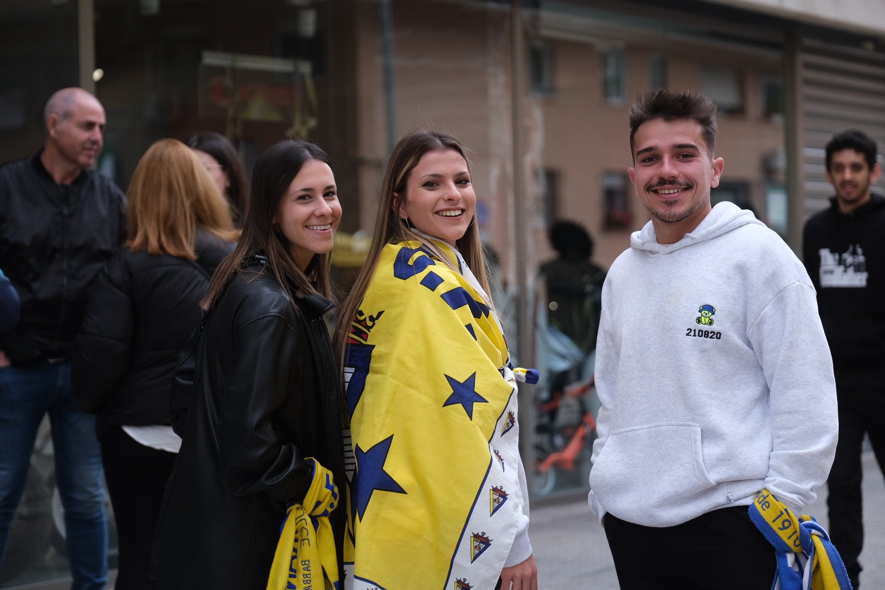 Búscate en los alrededores del estadio antes del partido Cádiz - Rayo