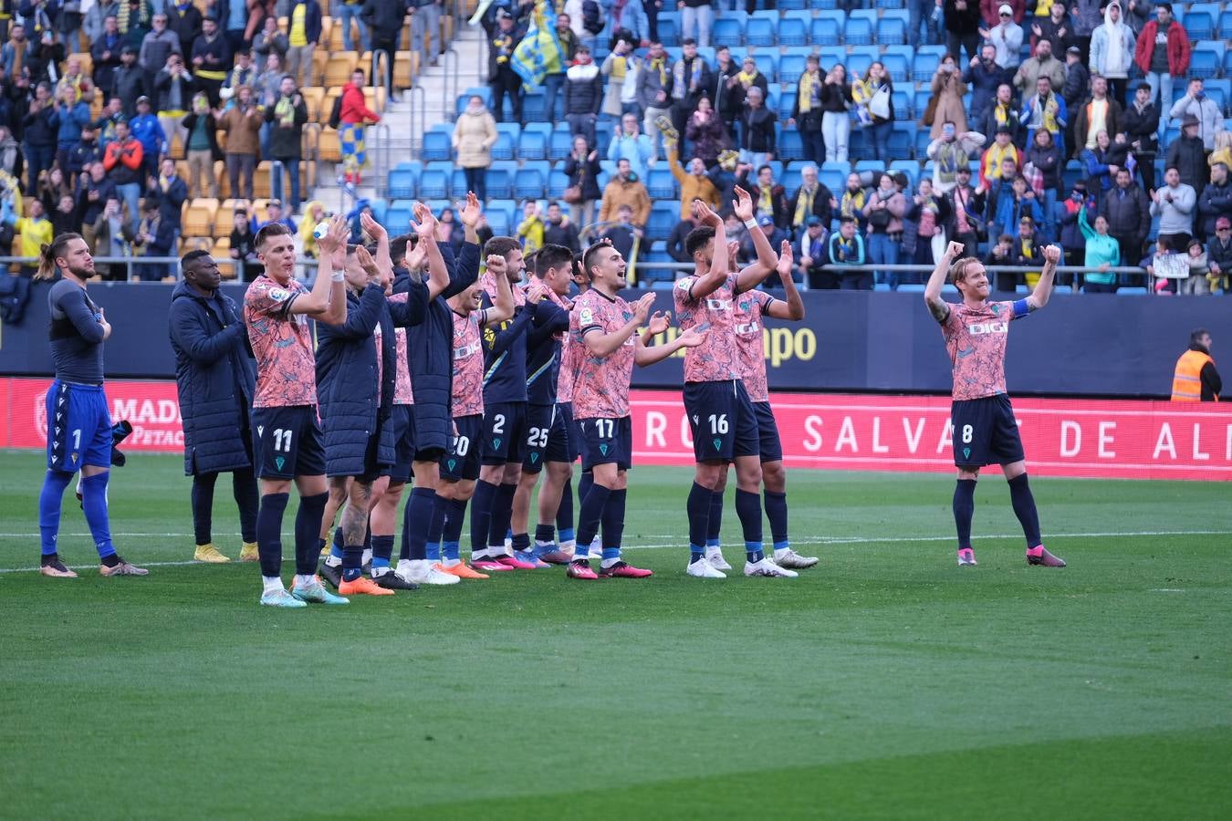 Las imágenes del partido Cádiz CF- Rayo Vallecano en Carranza