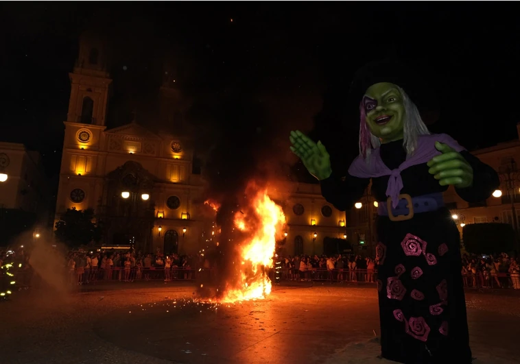 Agenda del Domingo de Carnaval en Cádiz 2023: Quema de la Bruja Piti y el concierto de Leo Power Band