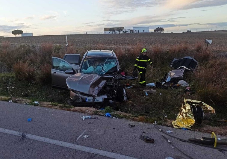 Choque frontal entre dos coches en la carretera de Jerez a Rota