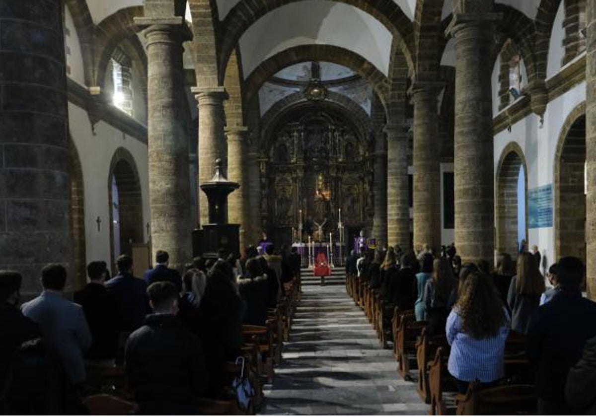 La parroquia de Santa Cruz ha sido la primera en acatar la orden.