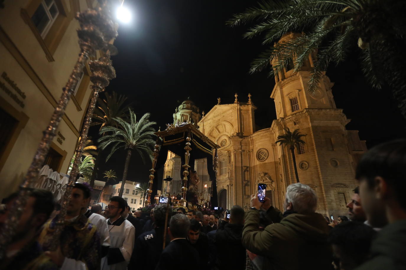 Fotos: Así ha sido el Vía Crucis Oficial de Cádiz