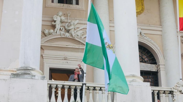 Izado de la bandera de Andalucía en Cádiz