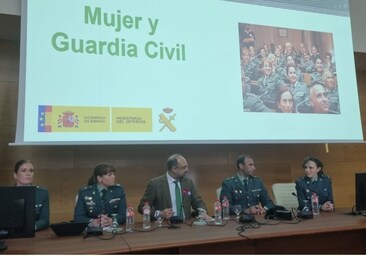 La Facultad de Derecho celebra una mesa redonda sobre Mujer y Guardia Civil en el Campus de Jerez