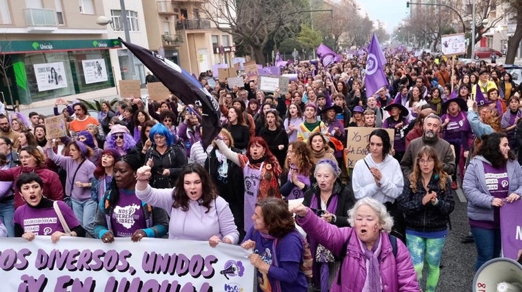 Vídeo: Cádiz sale a la calle para reivindicar los derechos de las mujeres