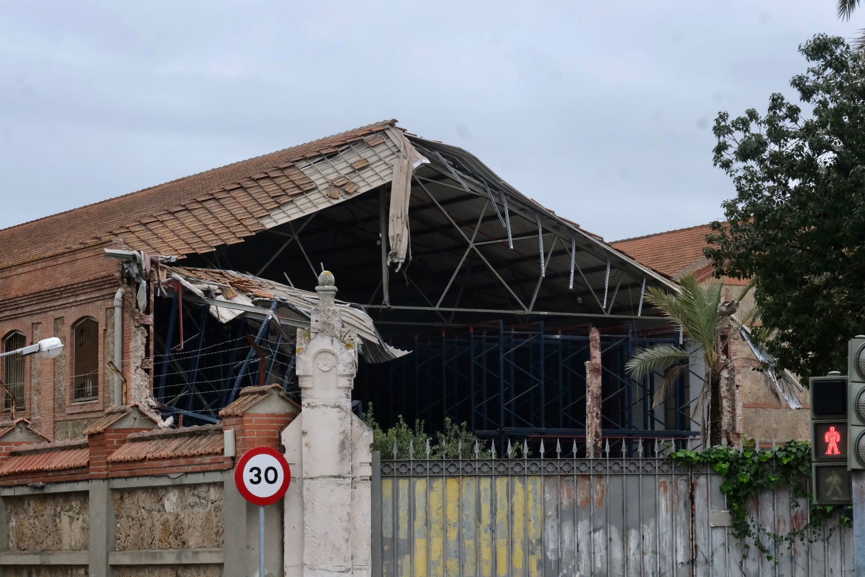 Trabajos de demolición de naves del depósito de Tabacalera.