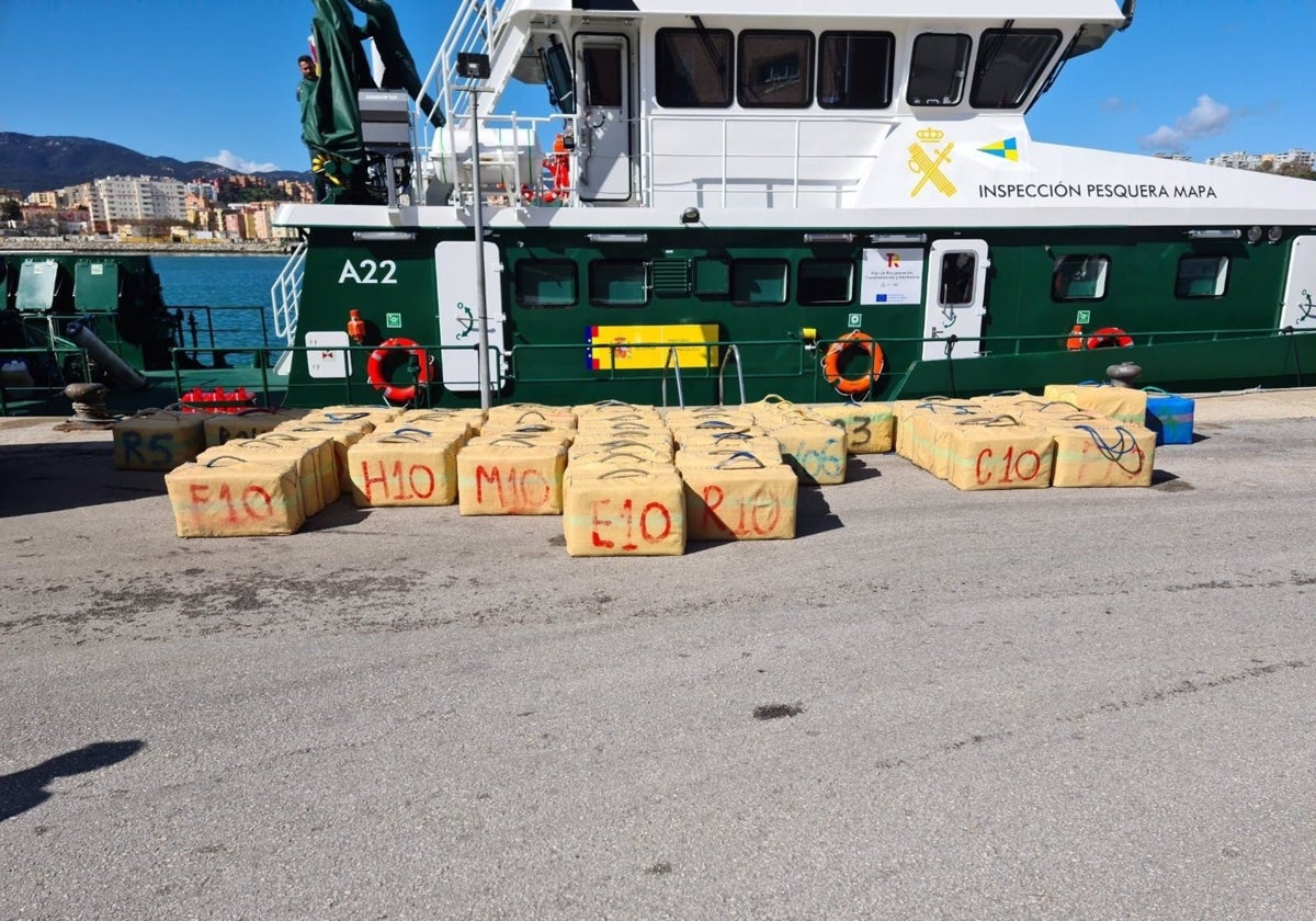 Fardos de hachís incautados en aguas del Estrecho por la Guardia Civil de Algeciras.