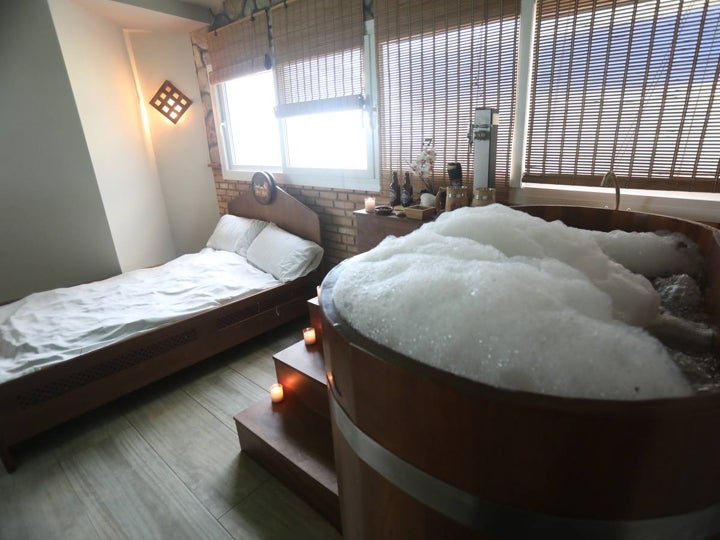 Así es el nuevo Spa de Cerveza del hotel Cádiz Bahía, el Beer Spa más grande de España