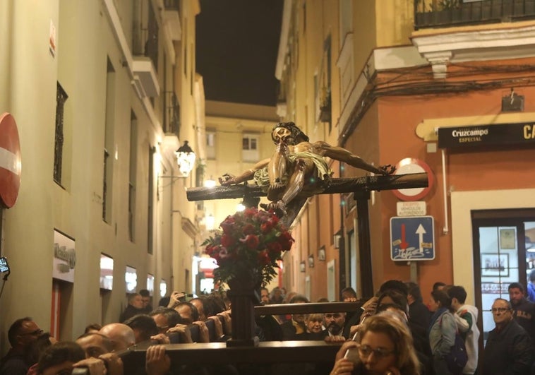 Fotos: Vía crucis del crucificado de la Mirandilla, en Cádiz