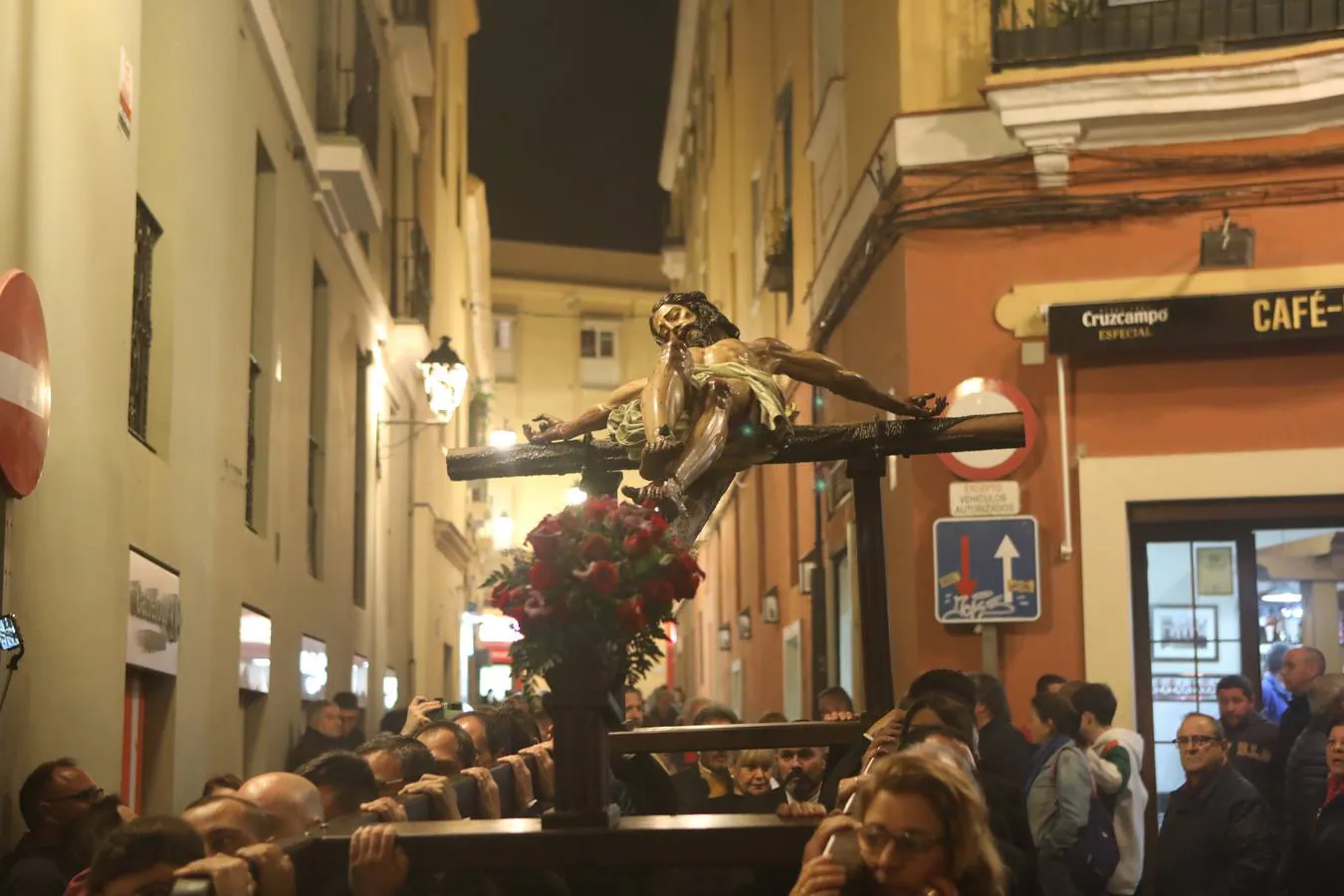 Fotos: Vía crucis del crucificado de la Mirandilla, en Cádiz